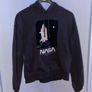 Grå/brun hoodie med NASA tryck. Fint skick 