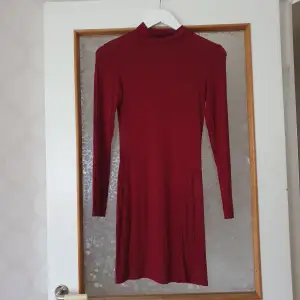 En vinröd kort klänning ifrån Boohoo. 