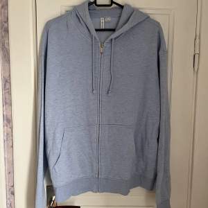 Ljusblå zip hoodie med luva 