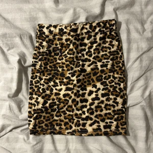 Leopardmönstrad kjol  - Tight kjol i leopardmönster. Aldrig använd. 