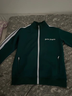 Palm angels kofta - En Palm angels kofta i färgen grön och storlek medium den är ej äkta och pris kan diskuteras vid en eventuell snabb affär