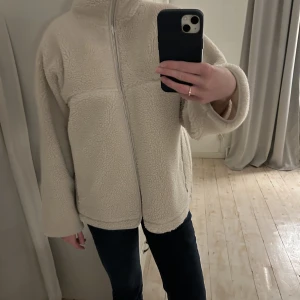 Teddyjacka ifrån Arket - Säljer min Teddyjacka ifrån Arkets butik i Stockholm, köpt i mars detta år. Använd 5 gånger! Säljer då den inte kommer till användning och då jag har en svart likadan som används mer. Köpt för 1250 säljer för 800+frakt. Pris kan diskuteras. ☺️🤍