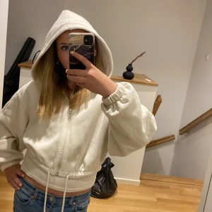 Tjocktröja med dragkedja  - En fin beige/vit tjocktröja med dragkedja i bra skick. Använd några gånger skön och mjuk i  materialet. 