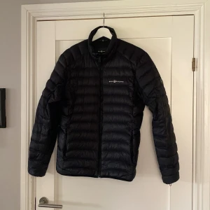 Sail Racing - Täckjacka, mycket fint skick. Säljes pga av att det har ”krymt ” i garderoben. 