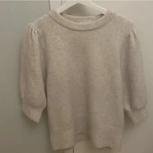 Stickad tröja - Stickad beige tröja med puffärmar/trekvartsärmar. Strl m. Mycket bra skick 💗fraktar mot köparens bekostnad samt möts upp stockholm!