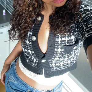 Fin topp - Snygg topp att ha över spetsiga linnen osv. Snygg helknäppt ocksååå nypris var 300 ungefär