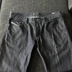 Diesel Jeans som inte använts på väldigt länge. Ny skick. Uppsydda till ungefär 30-32 i längd. Low waist🙌