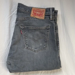 Gråa Levi’s jeans - Ett par sköna, gråa Levi’s jeans med nice wash. De har en loose-straight passform och fin stitching. Säljer då de är för små för mig. Inga defekter förutom att en liten liten big av stitchingen är hav på högra bakfickan. Läs min bio. Dm för frågor och int