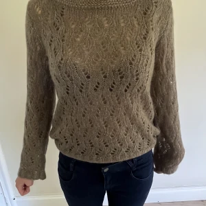 Stickad tröja - Oliv och glittrig stickad tröja! Storlek M, men passar XS-M. 