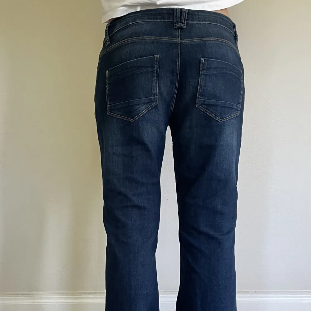 Super fina lågmidjade jeans! Storleken står tyvärr inte i jeansen, men skulle säga att det är ca M. . Jeans & Byxor.