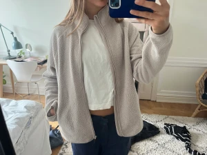 Fleece - Fleece från Arket i beige. Vädligt skönt material och bra skick. 