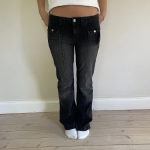 Lågmidjade jeans - Svarta lågmidjade jeans från H&M i storlek 38. Helt oanvända! 