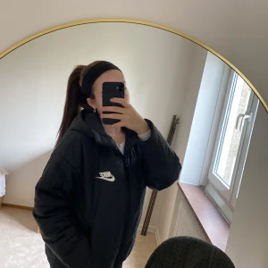 Nike jacka  - Säljer min puffiga nike jacka i storlek S. Väldigt fint bevarad och köpt för 1099kr för ett år sedan. Kommer tvättas innan den skickas iväg ❤️