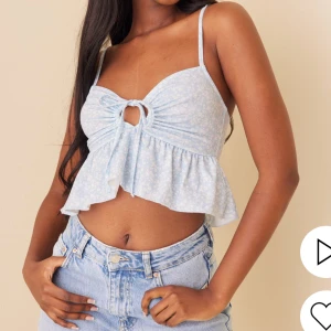 Blå mönstrad topp - Säljer denna söta topp. Aldrig använd.🩵 Nypris: 249:- Mitt pris: 99:-