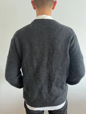 Stickad tröja  - En skön stickad tröja ifrån arket skick 7/10 köpt för cirka 800kr mitt pris 199kr modellen brukar bära M