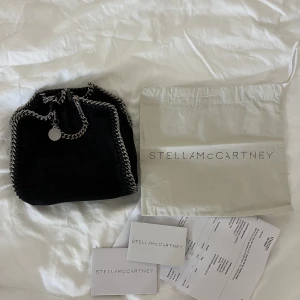 Stella mccartney väska  - Säljer mina super fina lilla svarta väska ifrån Stella🥰