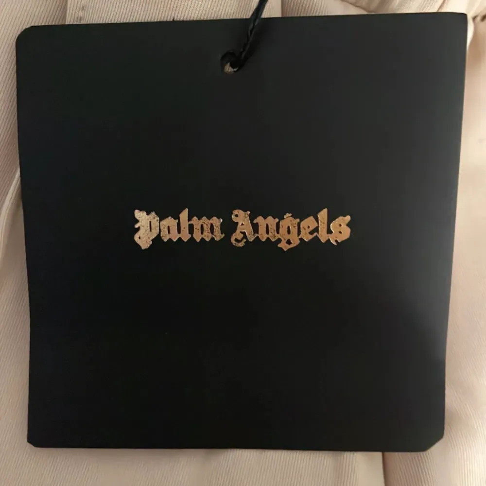 Baige Palm angels byxor helt nya med tag ock påse de är skit snygga säljer de för de va för stora . Jeans & Byxor.