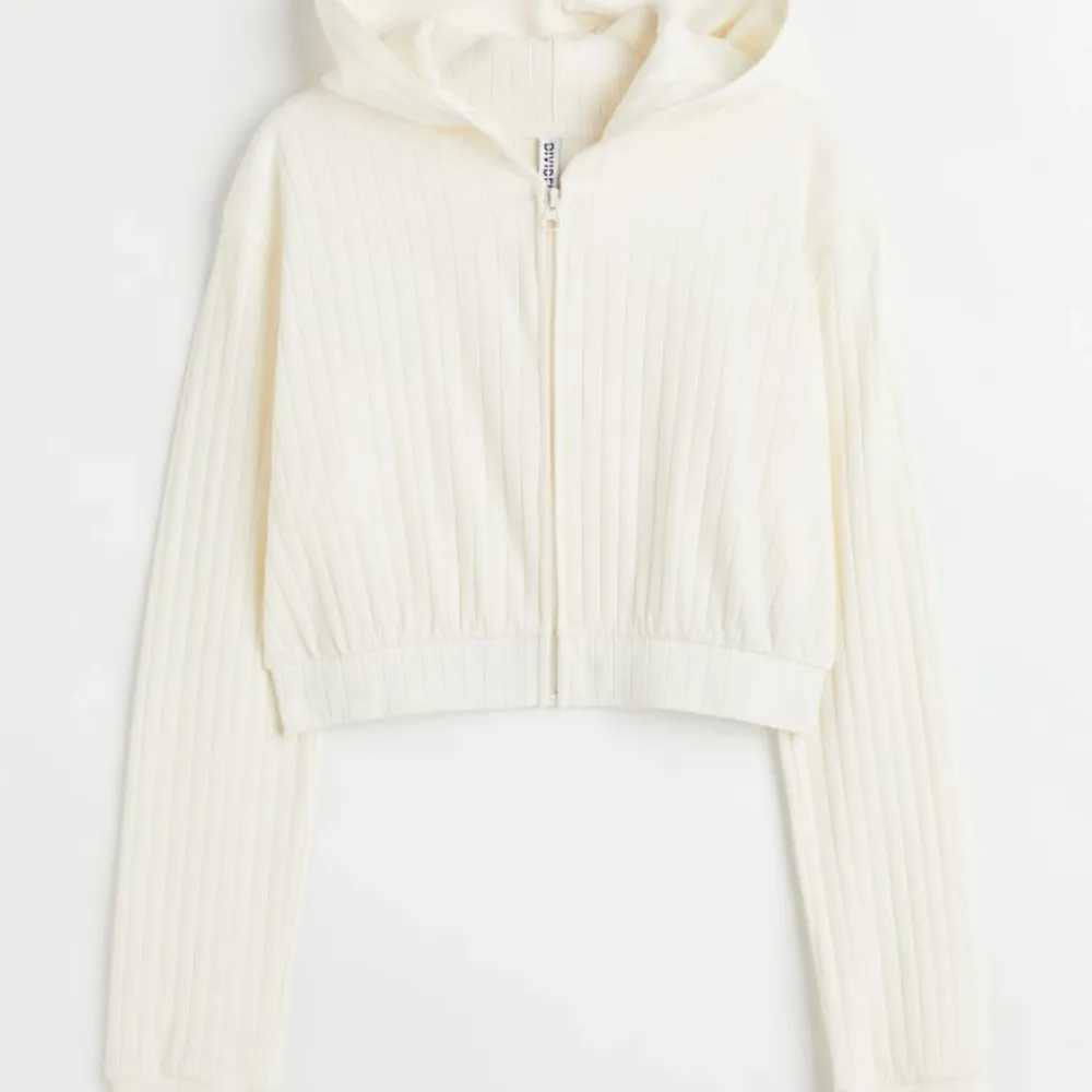 Säljer denna hoodie i crémevit som är använt bara en gång den är som helt ny det är en Matchande mjukis byxor som är jag har lagt för att sälja, köpte hoodien för 250kr men säljer den för 200kr och är i storlek M💕💕. Hoodies.