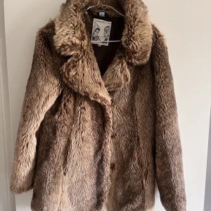 Fejk pälsjacka  - Retro pälsjacka, gammalt märkte ifrån Lindex. Knappt använd 