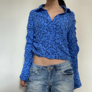 Kofta - Så sjukt fin blå skjorta ifrån zara! Strl L men e jätteliten i storleken så passar mig i xs/s