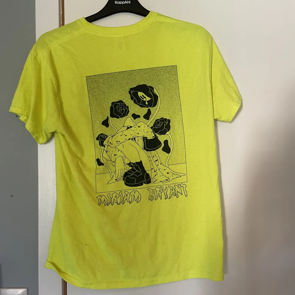 Jättesnygg t-shirt från Miriam bryants mi Amor tour🩵näst intill oanvänd. Nypris 400 kr, säljer för nästan halva priset . T-shirts.