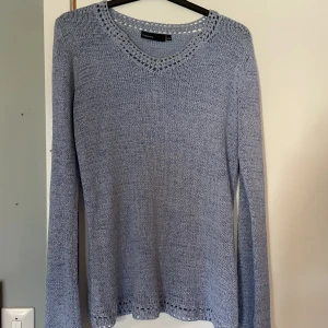 Stickad tröja  - Jättefin stickad tröja med vida armar! Knappt använd🩵