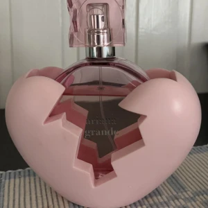 Ariana Grande parfym! - Säljer nu min parfym då jag bara använt den typ 10 gånger kanske, ni kan se på bilden hur mkt det är kvar!