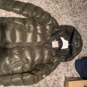 Moncler maya - Säljer moncler maya  Size 2  Skick 8/10  