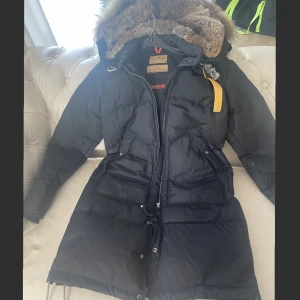 Parajumper long bear - SÄLJER!!! Säljer nu min Parajumper jacka, jättefint skick och så varm och bra jacka under vintern!   Storlek S  Pris 7500kr Kvitto och extra pjs märken finns kvar! Köpt på NK i Göteborg.    Skriv privat för fler bilder på jackan!