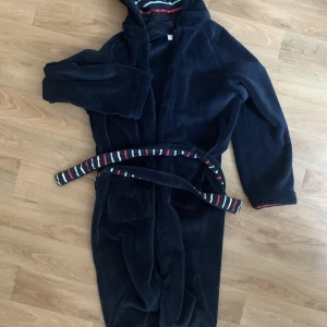 Fleece morgonrock - Skön morgonrock i fleece, fint skick, tyvärr dragkedjan trasig, men fungerar utmärkt bara med skärp.