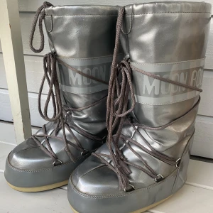 Moonboot  - Silvriga moonboot, osäker på storleken men jag har 38 i vanliga fall o de passar mig De har några deffekter därav priset