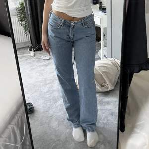 Super fina jeans från bikbok 28/32