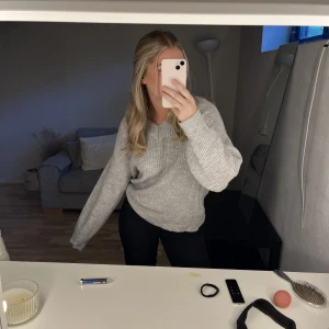 Stickad tröja  - Grå stickad tröja från Gina, perfekt nu inför höst och vinter🤍🖤
