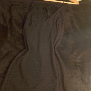 Klänning  - Använt få gånger, sitter fint på kroppen + fina detaljer vid bröstet o ryggen🫶🏽