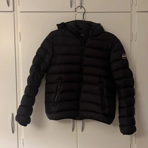 Colmar jacka - Hej! Säljer min Colmar jacka köpt förra säsongen i toppskick utan defekter. Jackan köptes förra vintern och är i Storlek 176 som motsvarar strl S. Köpt för 4500kr, Finns kvitto 