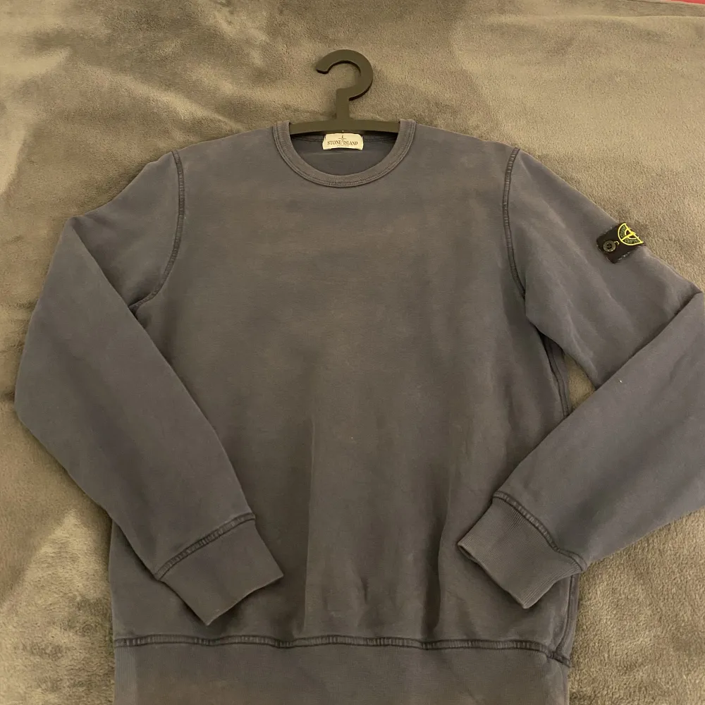 Hej! Säljer min Stone island sweatshirt   Storlek 14 Y  Skick 8/10 ( använd några fåtal gånger) säljer för den är för liten😊 Köpt för 1699 på NK  Säljs för 750  pris kan diskuteras vid snabb afärr😊 Tveka inte på att höra av dig om du har någon fråga😊. Tröjor & Koftor.