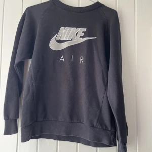 Nice sweatshirt  - En sweatshirt med Nice nike logga på bröstet och en logga på armen! 🪩🪩  Tröjan är lite in storleken!!