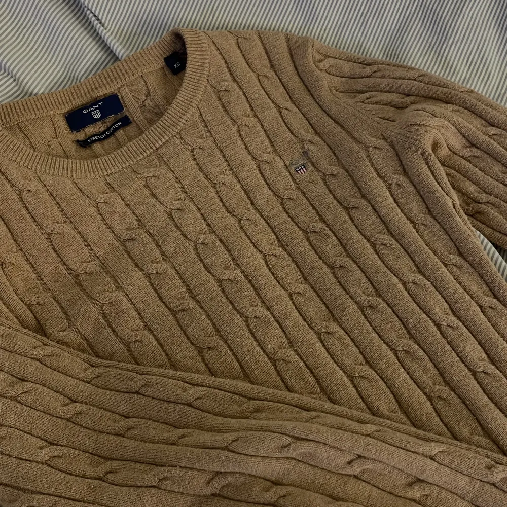 En perfekt stickat Gant tröja till hösten och vintern💕 Den är i väldigt bra skick har använt den väldigt fåtal gånger . Tröjor & Koftor.
