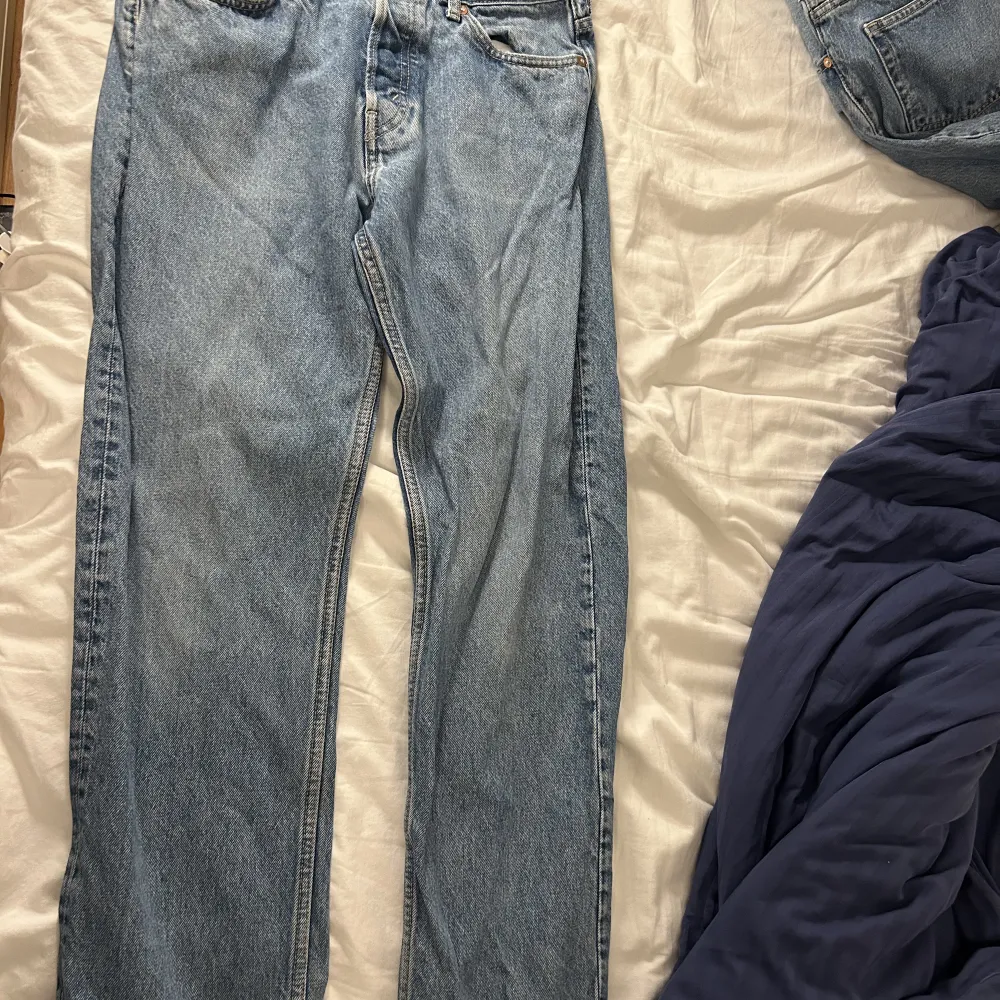 Weekday jeans i modellen space. Fint skick. Storlek 28/30. Säljer p.g.a att de inte passar mig längre. Inte riktigt samma färg som på bilden från internet.. Jeans & Byxor.