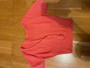 Korall kofta/Topp - Super söt stickad kofta/topp köpt här på Plick men som inte kommit till användning!  Korall färgad ⭐️