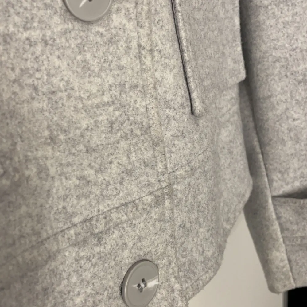 Säljer denna supertrendiga kappa från lager 157 då jag köpte den i den mörkgråa färgen istället för ljus. Använd 3 gånger och i susperfint skick. Köpt för 400kr⭐️. Takit.
