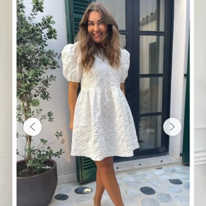 BYIC klänning - Säljer min studentklänning från BYIC. Endast använd på min student och har inga defekter. Den är lite insydd i midjan (ca 2cm) men inget märkbart💓 Köp direkt för 700+frakt🥰