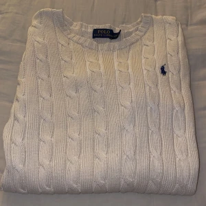 Tröja från Ralph lauren - Säljer denna tröjan från Ralph lauren då den bara har använts en gång🤍 Köpte den på Plick så vet ej hur mycket den är använd innan jag köpte den men det ser ut som ny!🫶🏼 Skriv om frågor eller funderingar så svarar jag så snabbt som möjligt🩷