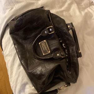 Marc jacobs väska - Aaassnygg marc jacobs väska i mörk mörk brun 😍💋 hör av er vid frågor eller fler bilder 💕