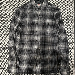 Levis skjorta/overshirt - Säljer en Levis skjorta/tunn overshirt i jätte skönt material. Fick den i vintras men inte använt den en enda gång då den är för liten. Ny pris är 700kr. Bara att skriva vid frågor eller fler bilder!😊
