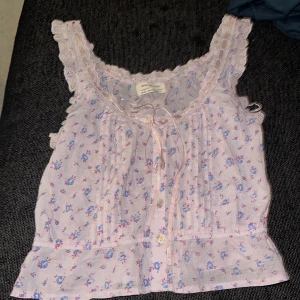 Topp - Söt topp från Urban outfitters. Helt oanvänd endast testad.🩷 