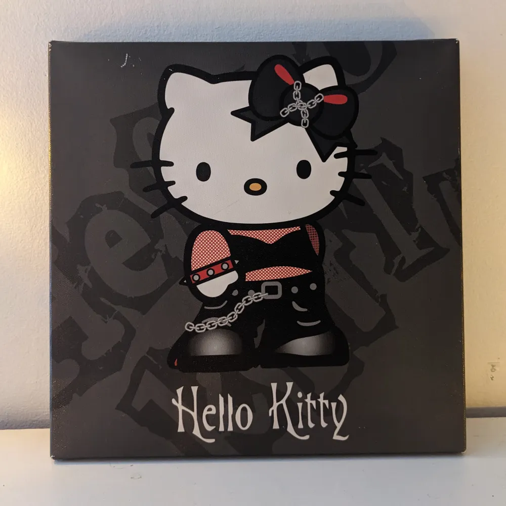 Jätte fin Hello kitty tavla som är köpt i Tokyo för två år sedan. Äkta sanrio. Bra skick förutom defekterna (Bild 2). Pris kan diskuteras.🩷🤍 . Övrigt.