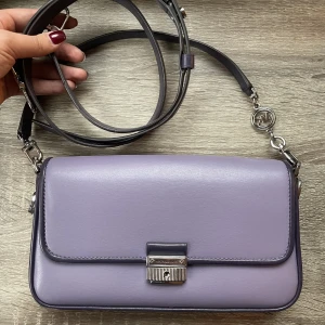 Michael Kors  - Väska i gott skick. Inga repor på väskan. Finns både kort och långt remmar 