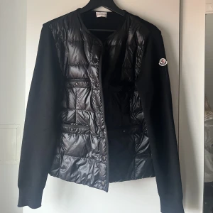 Moncler padded wool cardigan  - Helt ny, oanvänd Moncler Padded wool cardigan i storlek L men sitter som en M. Org pris 9.260kr. Skriv gärna för fler frågor