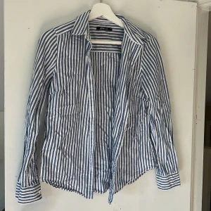 Randig skjorta  - Randig skjorta från ginatricot stl 34. Använd några gånger, i nyskick.